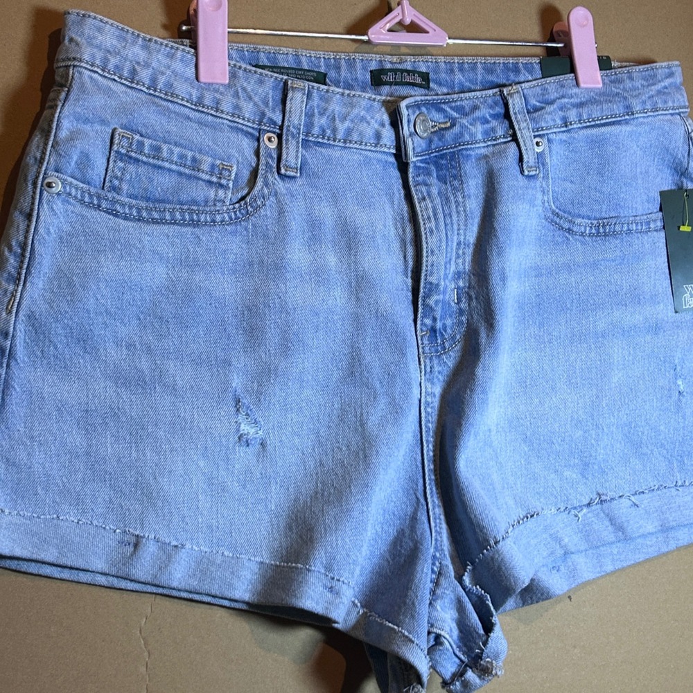 NEW Wild Fable Womens‎ High Rise Denim Shorts Light Wash Distressed Size 12 - Picture 2 of 6